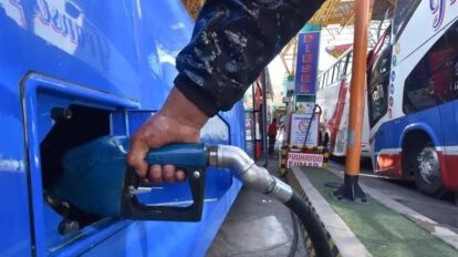 Bolivianos compran combustible en Argentina