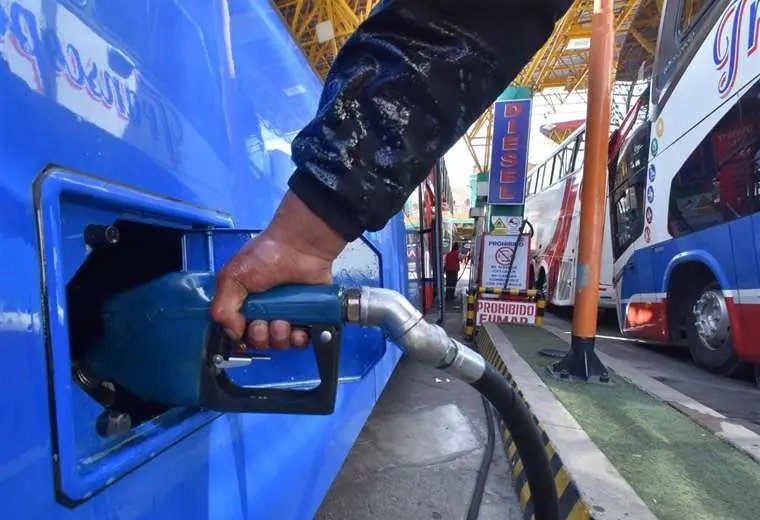 Bolivianos compran combustible en Argentina