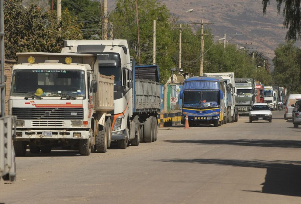 Bloqueos en Bolivia por falta de dólares y combustible