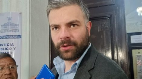 Buques con combustible varados en Chile según diputado Manuel Ormachea