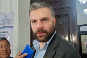 Buques con combustible varados en Chile según diputado Manuel Ormachea