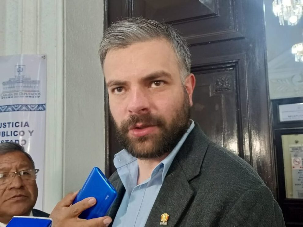 Buques con combustible varados en Chile según diputado Manuel Ormachea