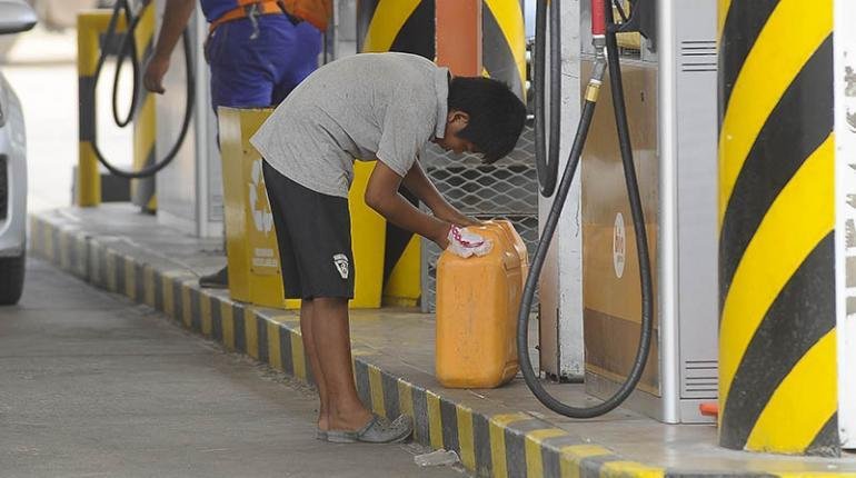 escasez de diésel y dólares en Bolivia