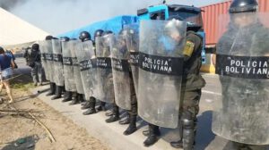 Policía dispersa bloqueo en la carretera Santa Cruz - Cochabamba