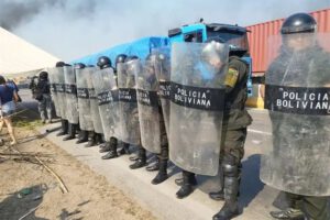 Policía dispersa bloqueo en la carretera Santa Cruz - Cochabamba