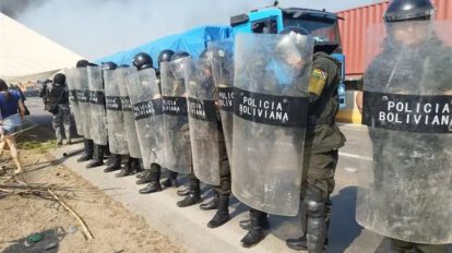 Policía dispersa bloqueo en la carretera Santa Cruz - Cochabamba