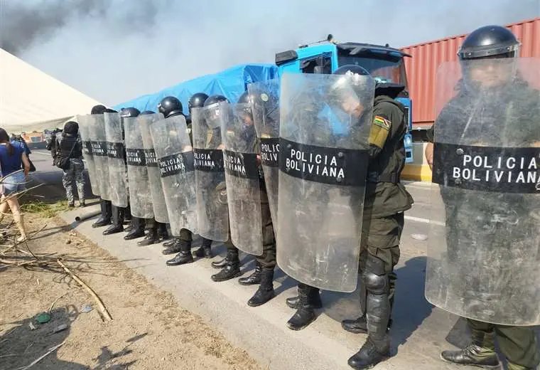 Policía dispersa bloqueo en la carretera Santa Cruz - Cochabamba