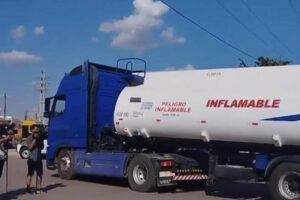 Bloqueos en Oruro impiden descarga de combustible