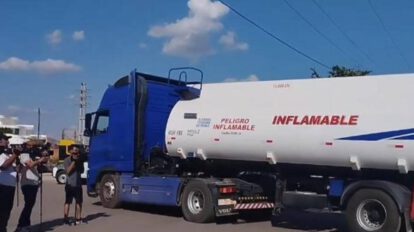 Bloqueos en Oruro impiden descarga de combustible