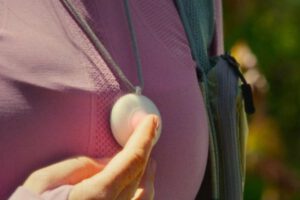 Friend dispositivo de inteligencia artificial que ofrece apoyo emocional constante