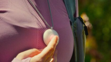 Friend dispositivo de inteligencia artificial que ofrece apoyo emocional constante