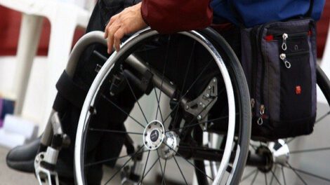 silla de ruedas en un bar en San Fernando, Cádiz