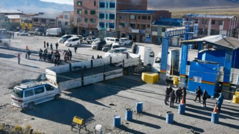 Bloqueo en Tambo Quemado impide salida de cisternas a Chile