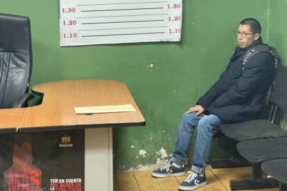 Arresto de periodista Juan Pérez Munguía en oficina policial