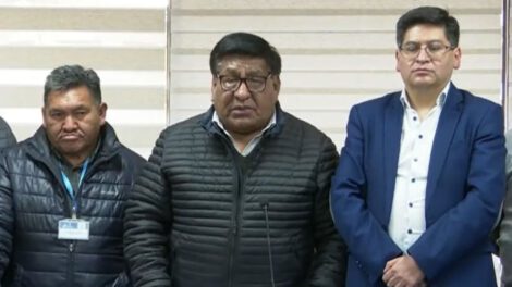 Choferes de Bolivia levantan paro y programan nueva reunión
