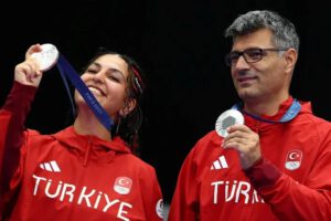 Yusuf Dikeç y su estilo único en los Juegos Olímpicos de París 2024