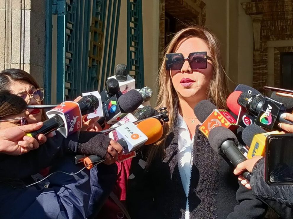 La viceministra Gabriela Alcón informa sobre escasez de combustible