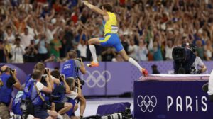 Armand Duplantis récord olímpico en salto con pértiga