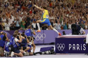 Armand Duplantis récord olímpico en salto con pértiga