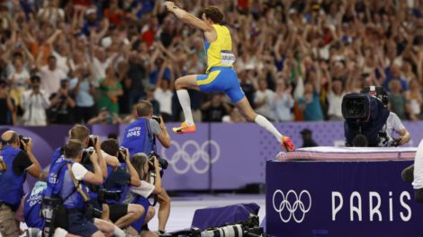 Armand Duplantis récord olímpico en salto con pértiga