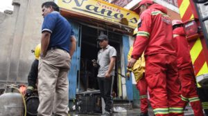 Incendio en negocio de comida rápida en La Paz