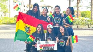 Adolescentes bolivianas en campeonato de hip hop