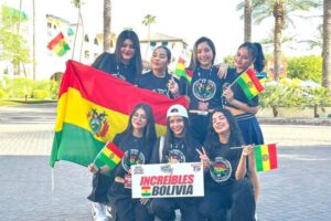 Adolescentes bolivianas en campeonato de hip hop