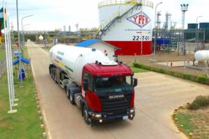 suministro de combustible garantizado por YPFB en Bolivia