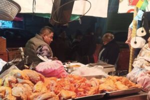 Precio del pollo sube por escasez de grano y preocupa a consumidores