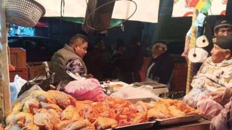 Precio del pollo sube por escasez de grano y preocupa a consumidores