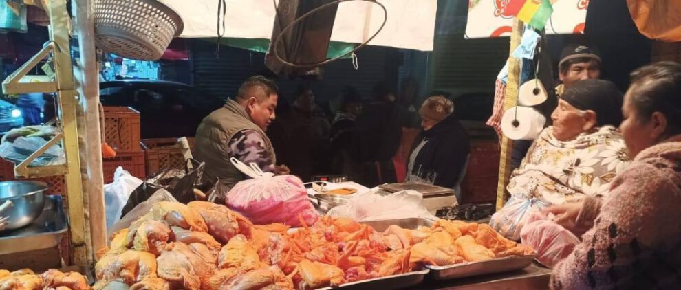 Precio del pollo sube por escasez de grano y preocupa a consumidores