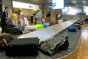 Mujer fallece en aeropuerto O'Hare atrapada en cinta de equipajes