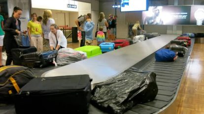 Mujer fallece en aeropuerto O'Hare atrapada en cinta de equipajes