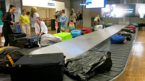 Mujer fallece en aeropuerto O'Hare atrapada en cinta de equipajes