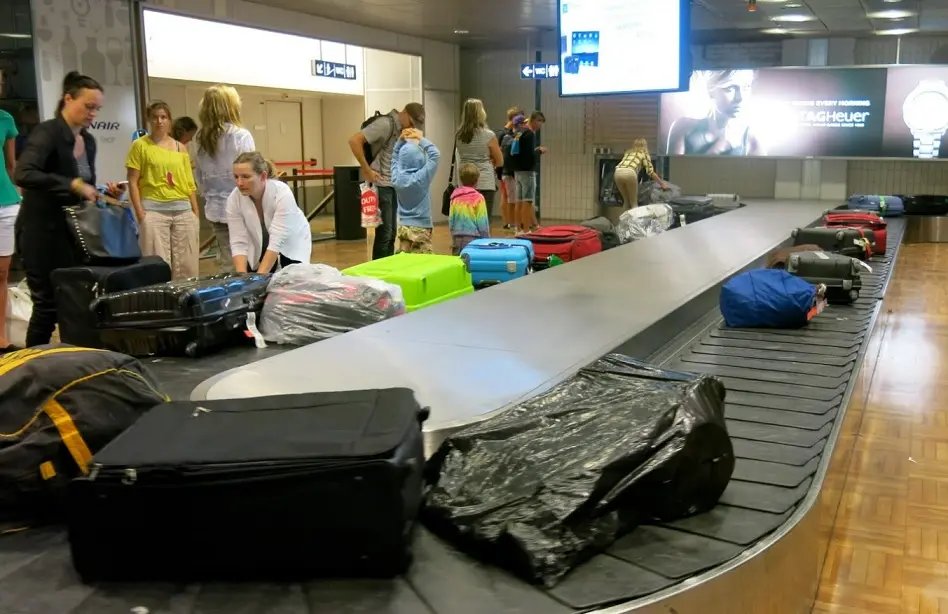 Mujer fallece en aeropuerto O'Hare atrapada en cinta de equipajes