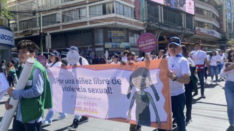 Caminata organizada por la Defensoría del Pueblo en La Paz sobre violencia sexual contra menores