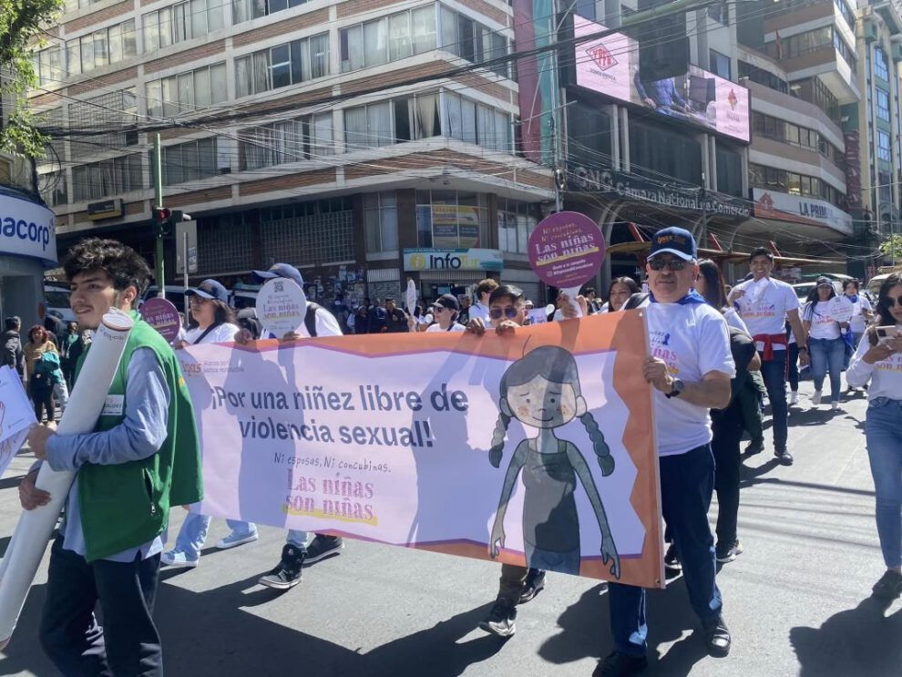 Caminata organizada por la Defensoría del Pueblo en La Paz sobre violencia sexual contra menores