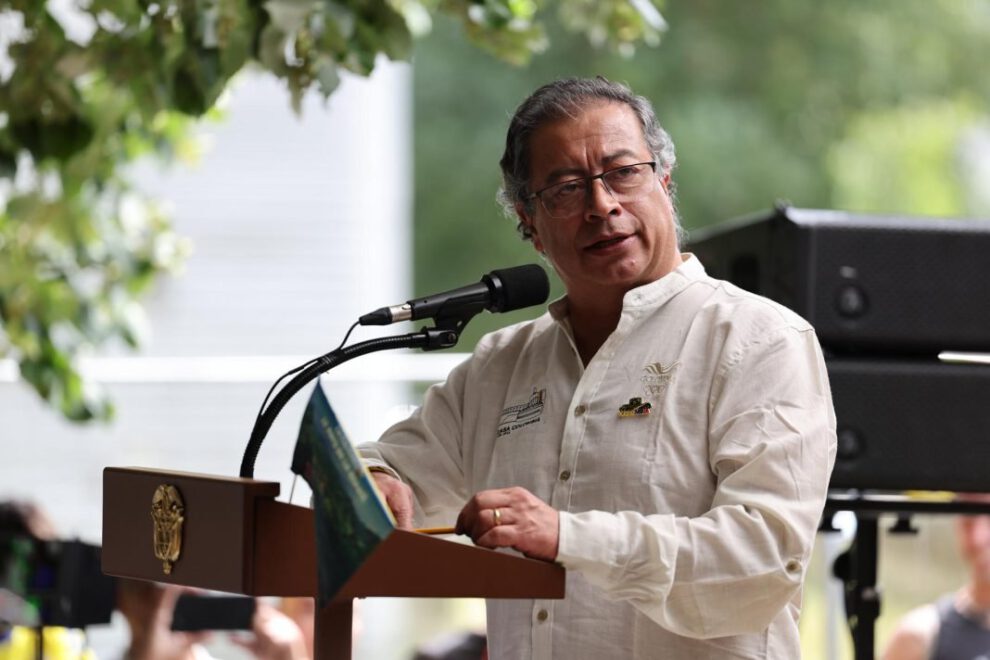 Fotografía de archivo del presidente colombiano, Gustavo Petro, anunciando el plan de reactivación económica