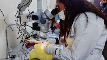 Entrenan a oftalmólogos en microcirugía oftálmica para combatir la ceguera en Bolivia