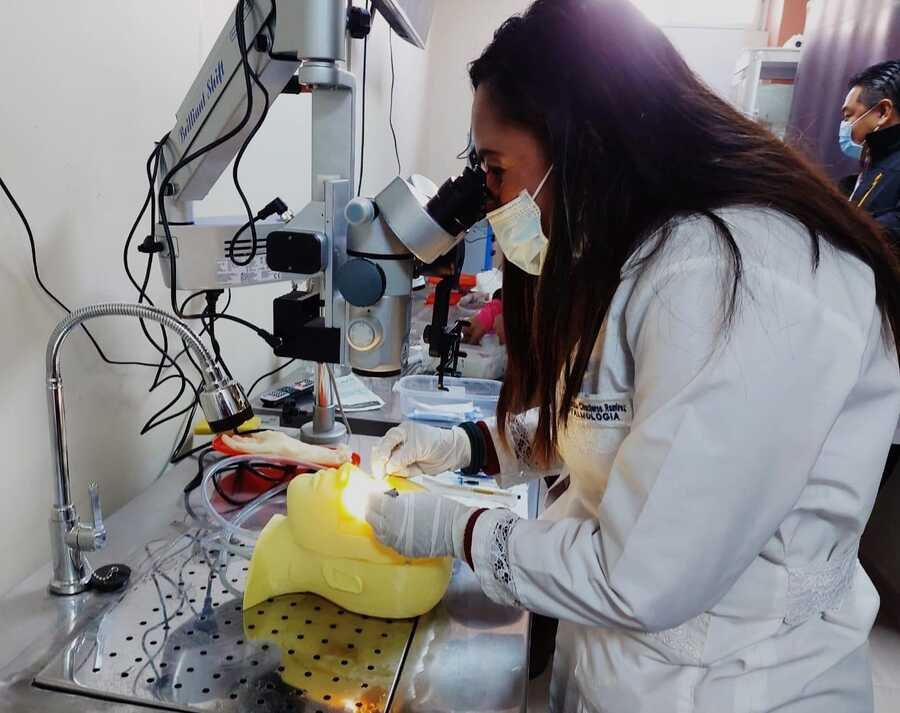 Entrenan a oftalmólogos en microcirugía oftálmica para combatir la ceguera en Bolivia