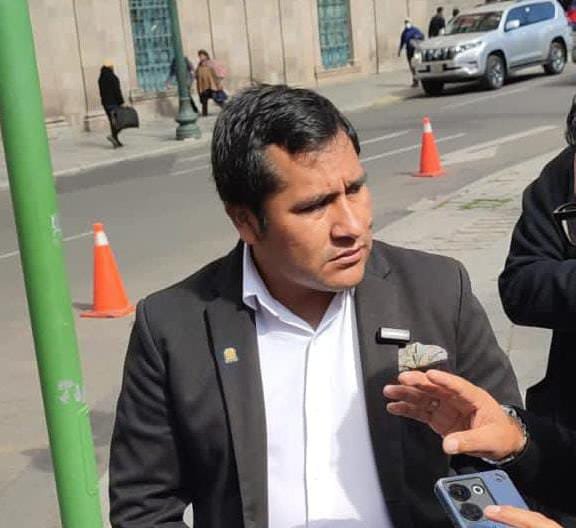 Escándalo de corrupción vinculado a Israel Huaytari