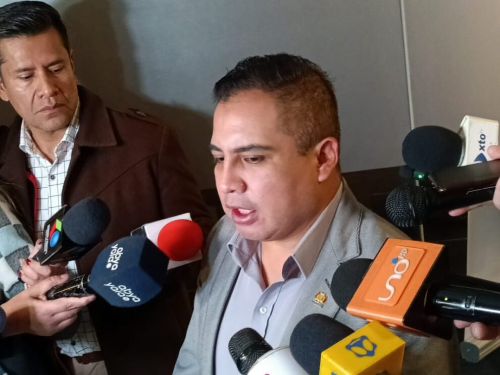 dimisión de Israel Huaytari