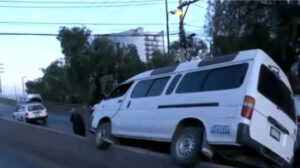 Minibús en Cochabamba sobre el pretil del puente de Muyurina