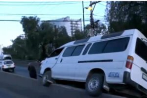 Minibús en Cochabamba sobre el pretil del puente de Muyurina