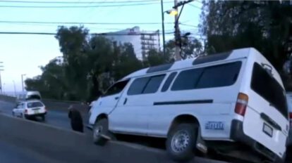 Minibús en Cochabamba sobre el pretil del puente de Muyurina