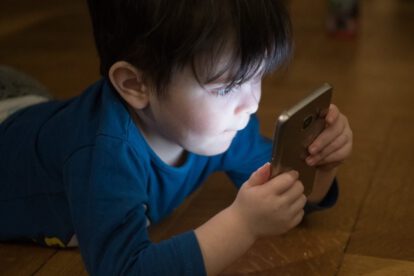 Uso temprano de tablets en niños y su impacto emocional
