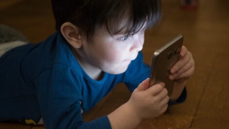 Uso temprano de tablets en niños y su impacto emocional