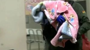 Recién nacido hallado en baño escolar