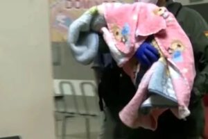 Recién nacido hallado en baño escolar