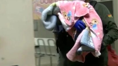 Recién nacido hallado en baño escolar
